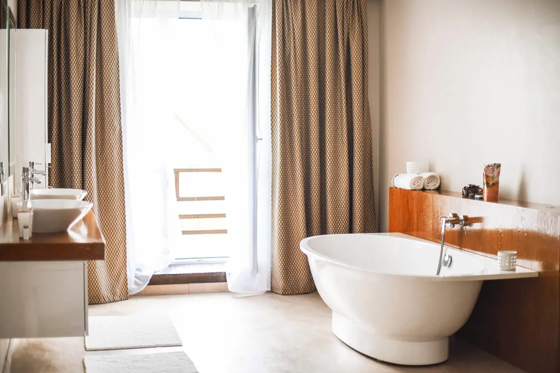 Salle de bain avec des murs et un sol en béton ciré beige à Chamonix